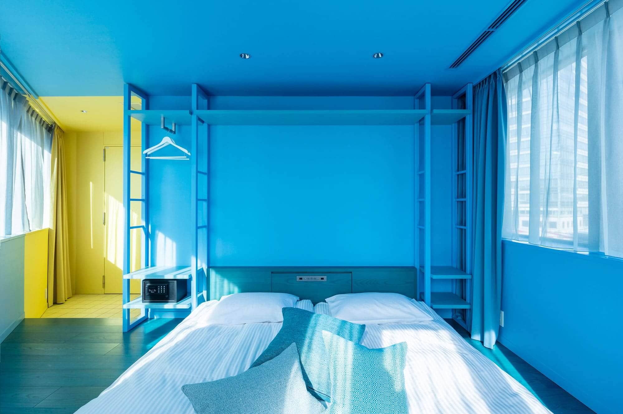Corner room